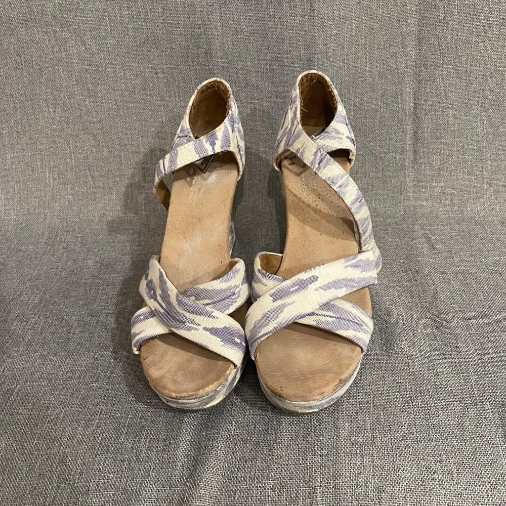 Toms Ikat Print Fabric Open Toe Wedge Sandals Blue White Women's Size 8 - Picture 2 of 6
